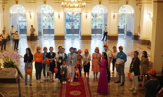 Khách tham quan trụ sở HĐND và UBND TPHCM. Ảnh: Thanh Chân