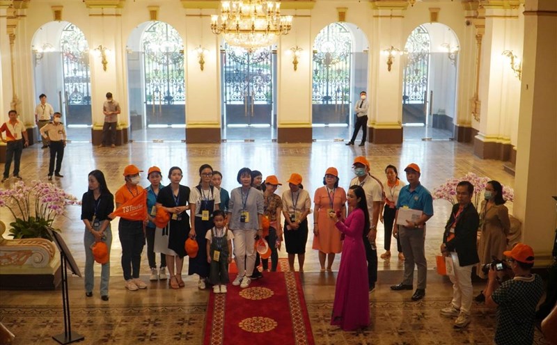 Visitors visit the headquarters of the People's Council and People's Committee of Ho Chi Minh City. Photo: Thanh Chan
