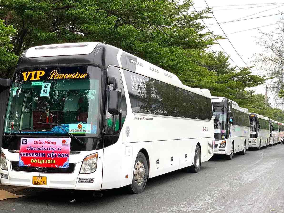 The convoy carrying the first workers to travel to Da Lat. Photo: Chang Shin Vietnam Co., Ltd.'s Trade Union