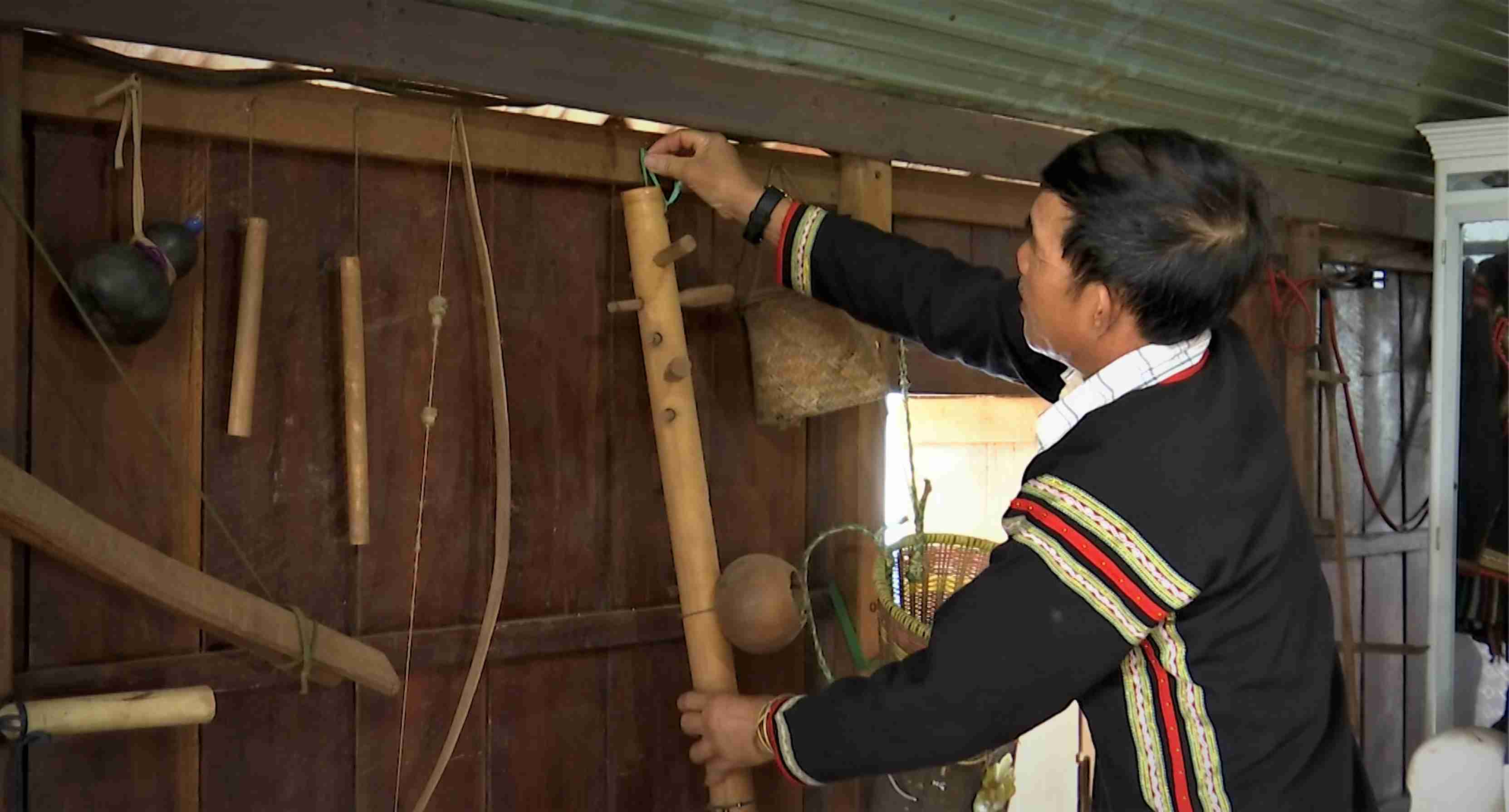 Ong Man Phong Son dang luu giu rat nhieu co vat cua dong bao cac dan toc tai Tay Nguyen. Anh: Bao Trung