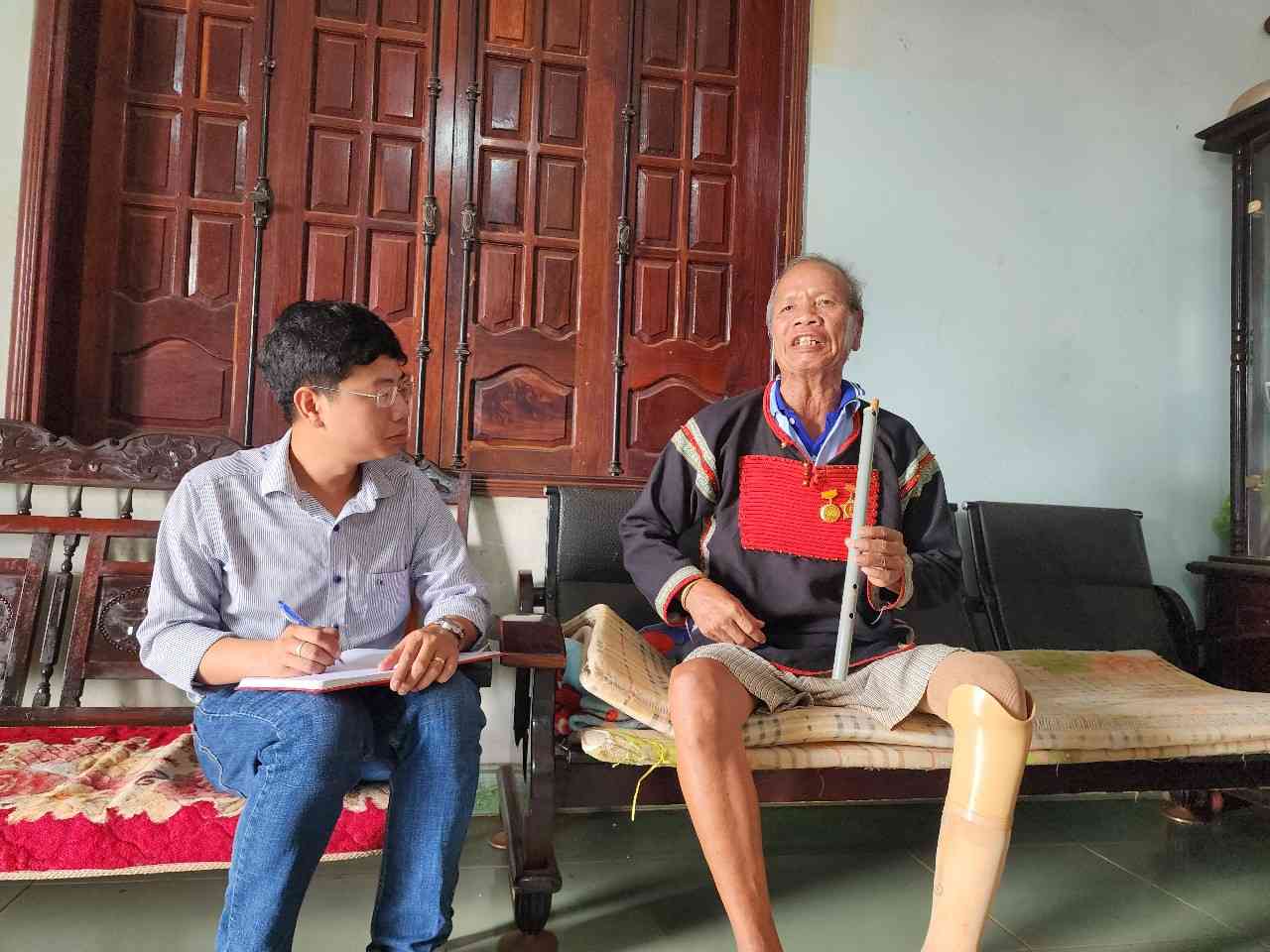 Mr. Y Wang Hwing, despite his old age, still has a strong attachment to the traditional culture of the Ede people. Photo: Bao Trung