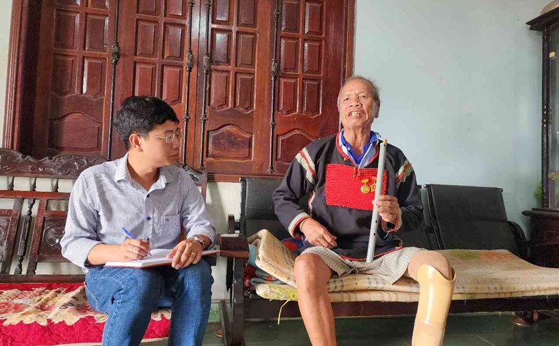 Mr. Y Wang Hwing, despite his old age, still has a strong attachment to the traditional culture of the Ede people. Photo: Bao Trung
