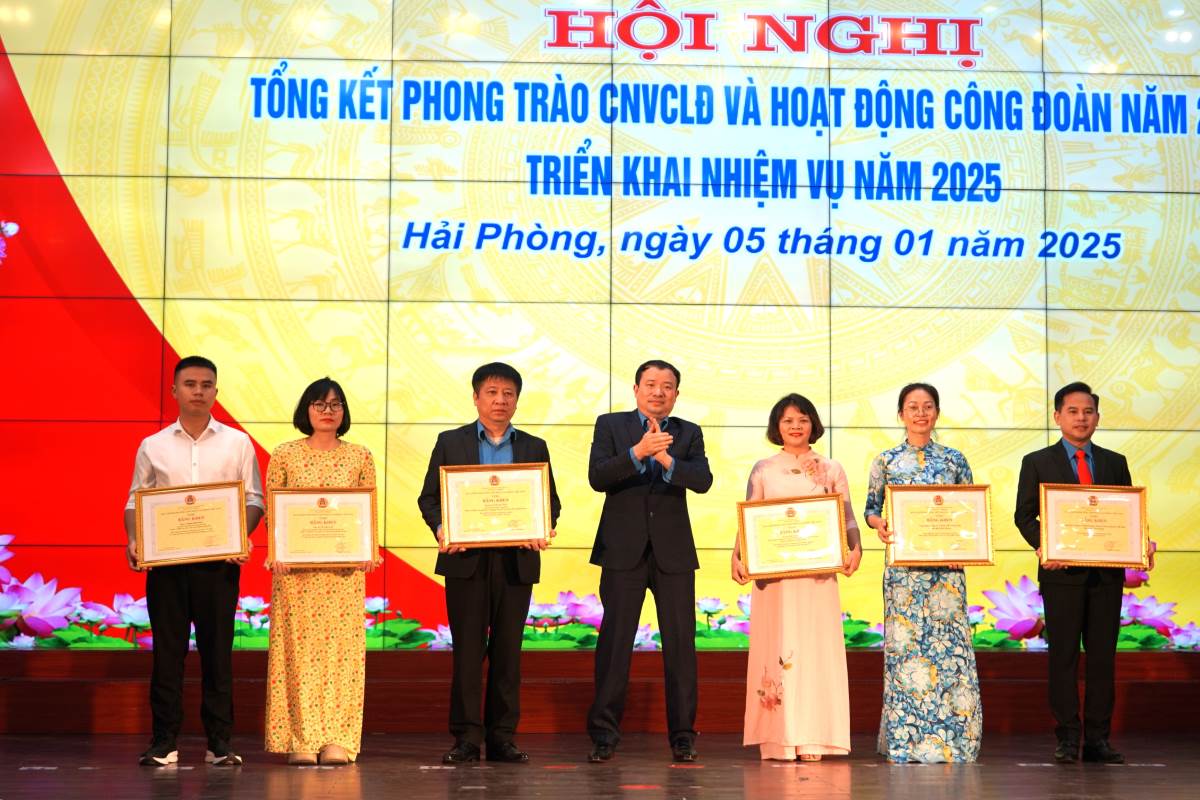 Nhiều tập thể, cá nhân có thành tích xuất sắc năm 2024 được các cấp công đoàn biểu dương, khen thưởng. Ảnh: Mai Dung