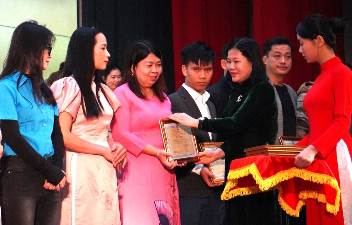 Leaders of Hai Phong Economic Zone Trade Union commended collectives and individuals for outstanding achievements. Photo: Mai Dung