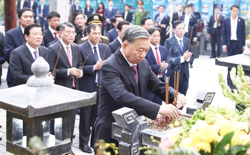 General Secretary To Lam offers incense at the special national relic site of Hai Thuong Lan Ong Le Huu Trac's tomb in Ha Tinh. Photo: Huong Son.