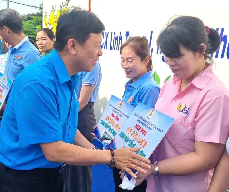 Mr. Nguyen Thai Thanh - Vice Chairman of the Trade Union of Export Processing and Industrial Zones of Ho Chi Minh City - presented train tickets to representatives of workers' families returning home for Tet. Photo: Nam Duong
