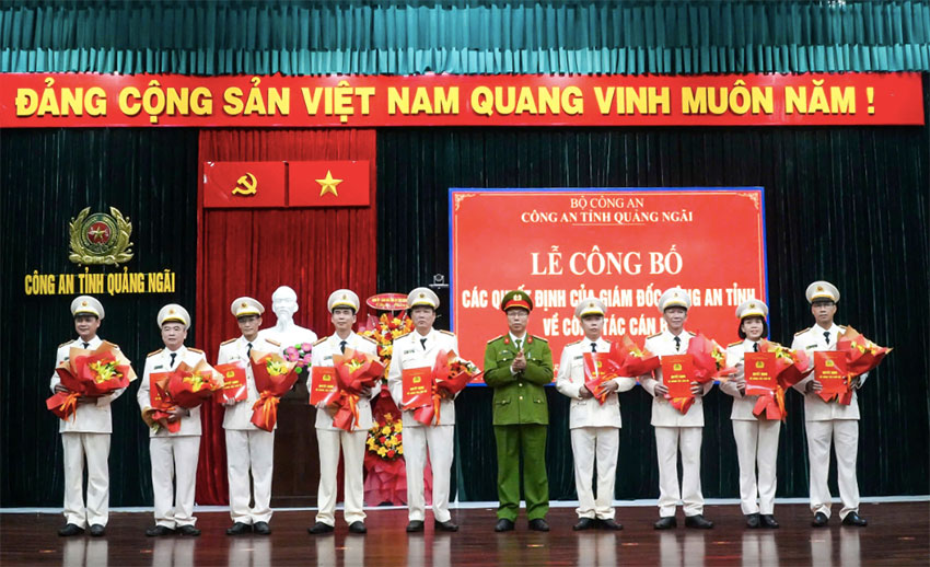Announcement ceremony, awarding of appointment decisions to police lieutenant colonels in Quang Ngai. Photo: Quang Ngai Provincial Police