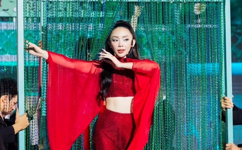 Singer Toc Tien at "Sister Who Makes Wave". Photo: Producer.