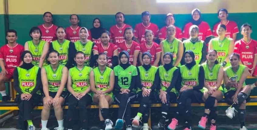 Thanh Thuy (hang giua, thu 2 tu trai qua) la 1 trong 2 ngoai binh cua Gresik Petrokimia Pupuk o mua giai 2025. Anh: Volleybox 