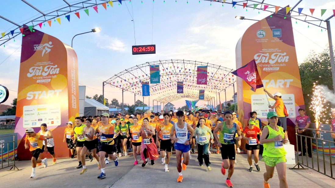 Quang canh xuat phat cuoc chay Marathon 2025: “Ve vung huyen tich” Tri Ton. Anh: Tuan Anh