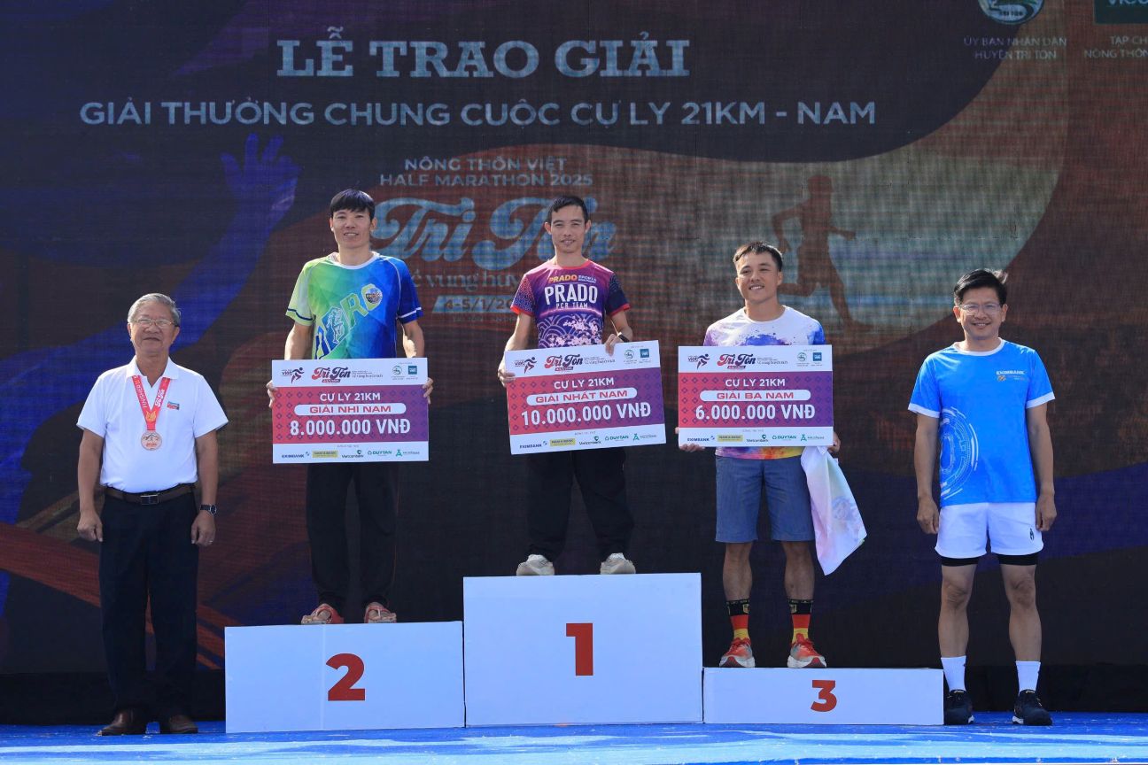 Ong Cao Quang Liem - Bi thu Huyen uy, Chu tich HDND huyen Tri Ton trao giai cho van dong vien dat thanh tich cao cu ly 21km. Anh: Tuan Anh