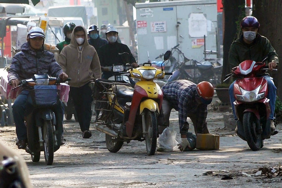 Motorbikes crowded on the sidewalk despite being fined for running a red light
