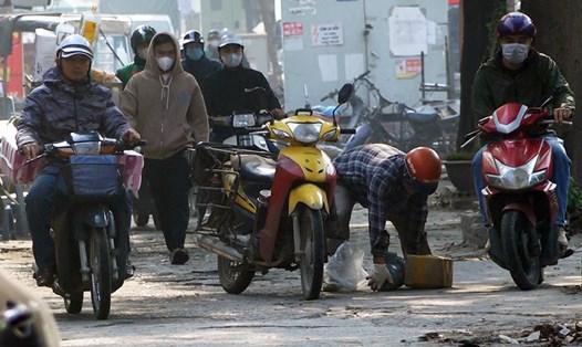 Ùn ùn đi xe máy lên vỉa hè dù phạt tiền bằng lỗi vượt đèn đỏ