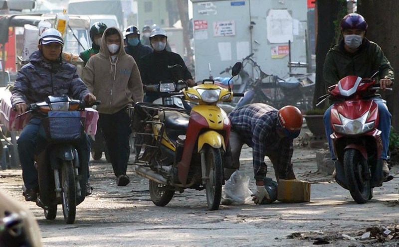 Motorbikes crowded on the sidewalk despite being fined for running a red light