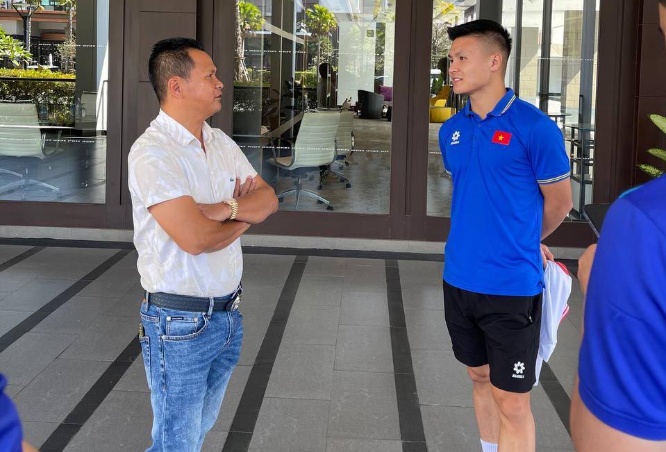 Anh Hung den khach san tro chuyen cung cac cau thu. Anh: NVCC