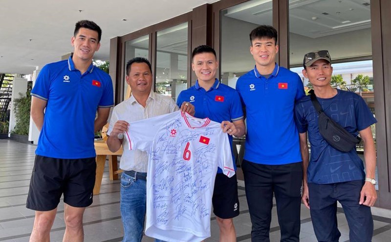 Overseas Vietnamese fans drive from Cambodia to Thailand to cheer for the Vietnamese team in the second leg of the 2024 ASEAN Cup final. Photo: Interviewee