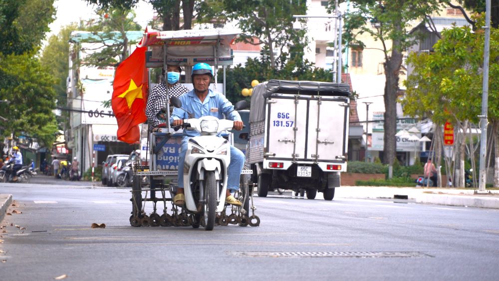 Hai vo chong gia dong hanh cung nhau tren moi neo duong de di hut dinh giup nguoi. Anh: Quang Phuong