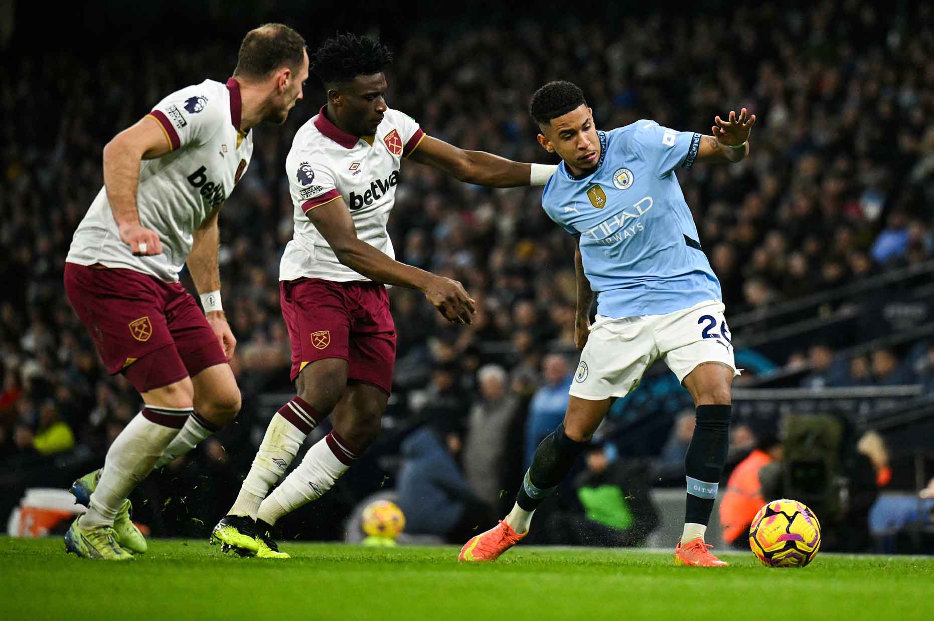 Savinho da choi tien bo qua tung tran de hi vong chiem duoc suat da chinh trong doi hinh Man City. Anh: AFP