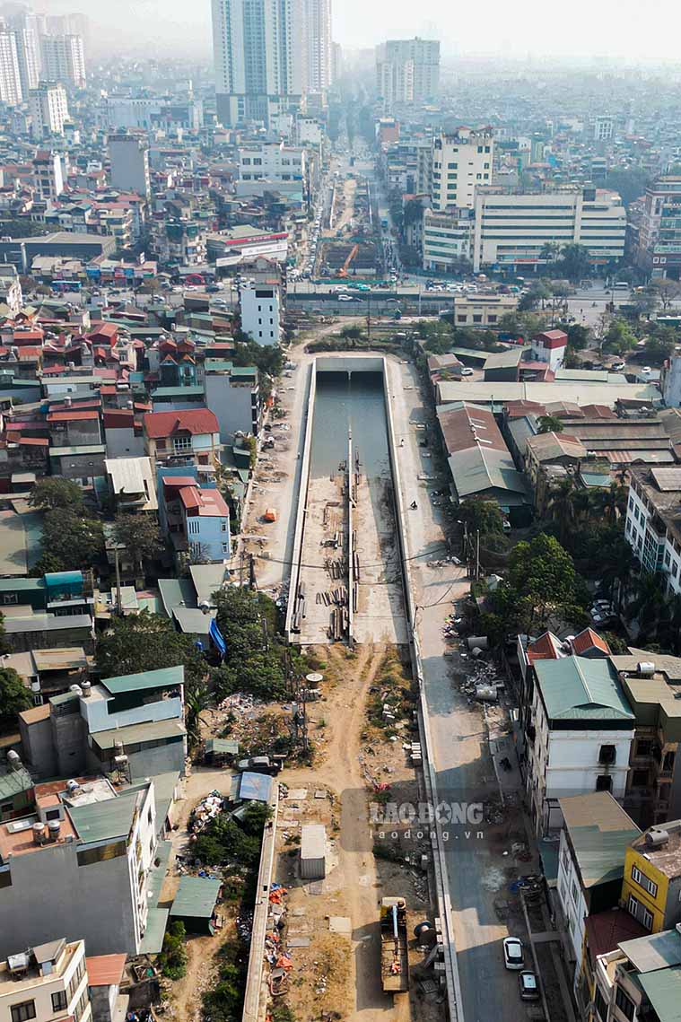 Ben phia Dam Hong van con vuong nha dan va 2 tram bien ap. Viec vuong mat bang khien duong dan hai ben va ham ho chua the hoan thien.