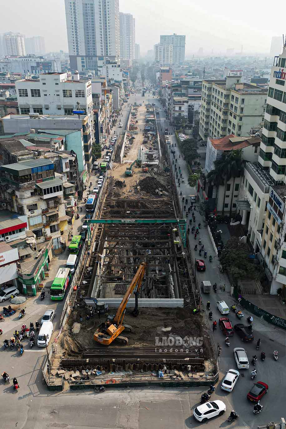 Ngay 5.1, theo ghi nhan cua Lao Dong, tai cong truong du an ham chui Kim Dong - Giai Phong (quan Hoang Mai, Ha Noi) cac nhom cong nhan duoc huy dong, chia thanh nhieu ca lam viec lien tuc.