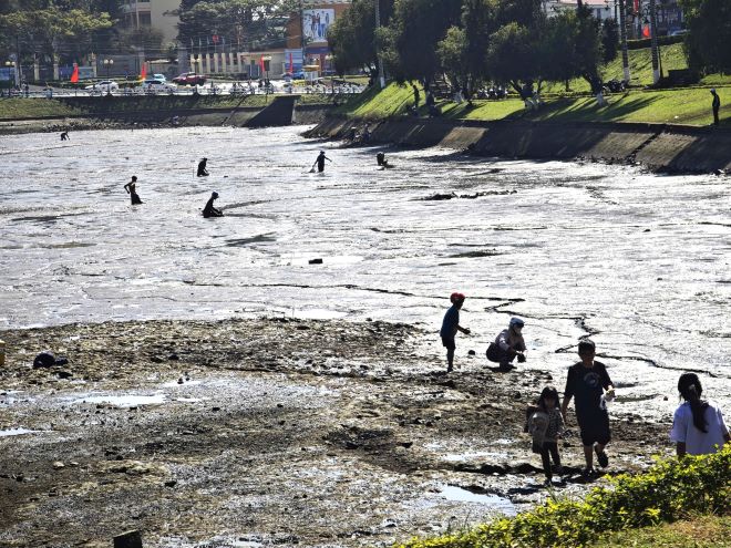 People flock to Bao Loc Lake to catch fish. Photo: Bao Lam