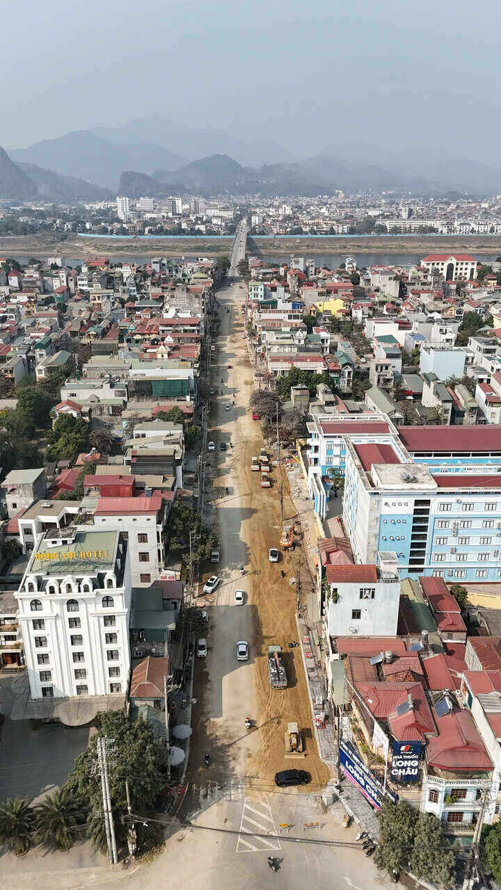 Toàn cảnh đường Chi Lăng nối cầu Hòa Bình 1 với Quảng trường Hòa Bình đang được khẩn trương thi công. Ảnh: Ngọc Linh