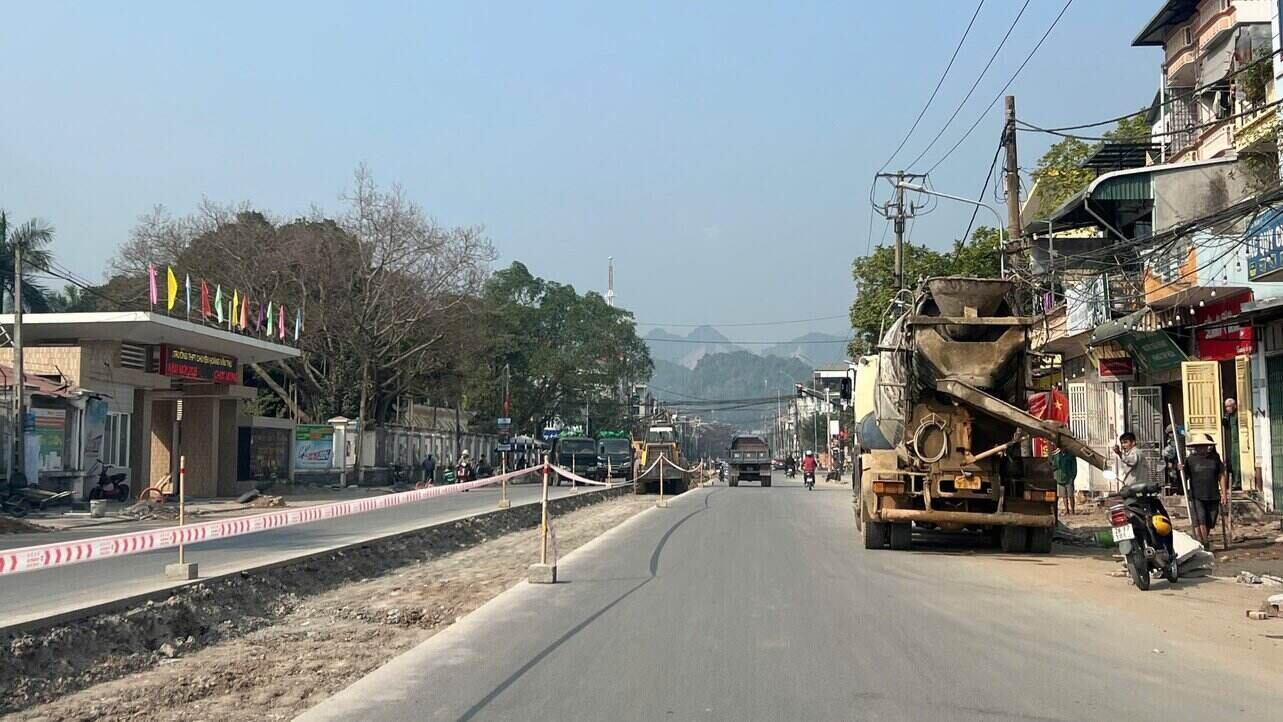 Máy móc đang thi công tại đường Hoàng Văn Thụ (phường Thịnh Lang, TP Hòa Bình). Ảnh: Ngọc Linh