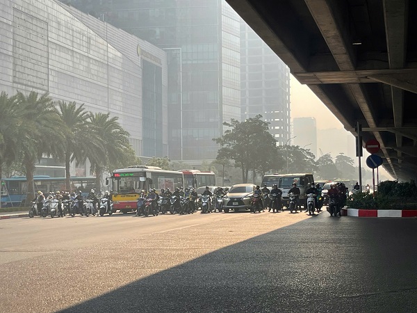 People are orderly and do not dare to violate traffic laws for fear of being fined. Photo: Xuyen Dong