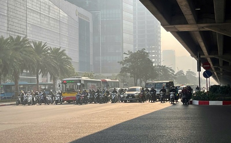 People are orderly and do not dare to violate traffic laws for fear of being fined. Photo: Xuyen Dong