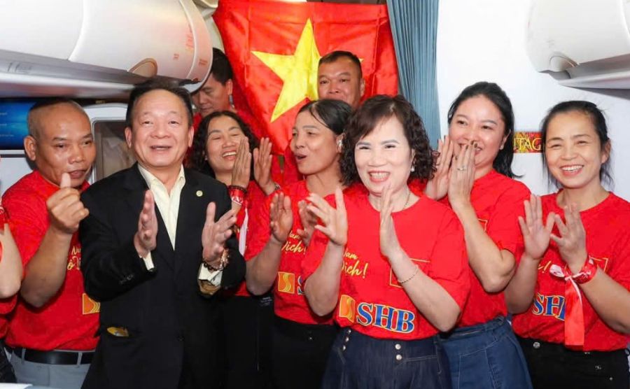 Mr. Hien and his players' families and fans went to Thailand to cheer for the Vietnamese team.