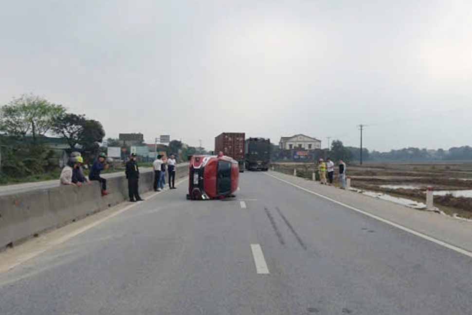 Scene of a car accident in the middle of the road in Cam Son commune. Photo: Son Tuan.