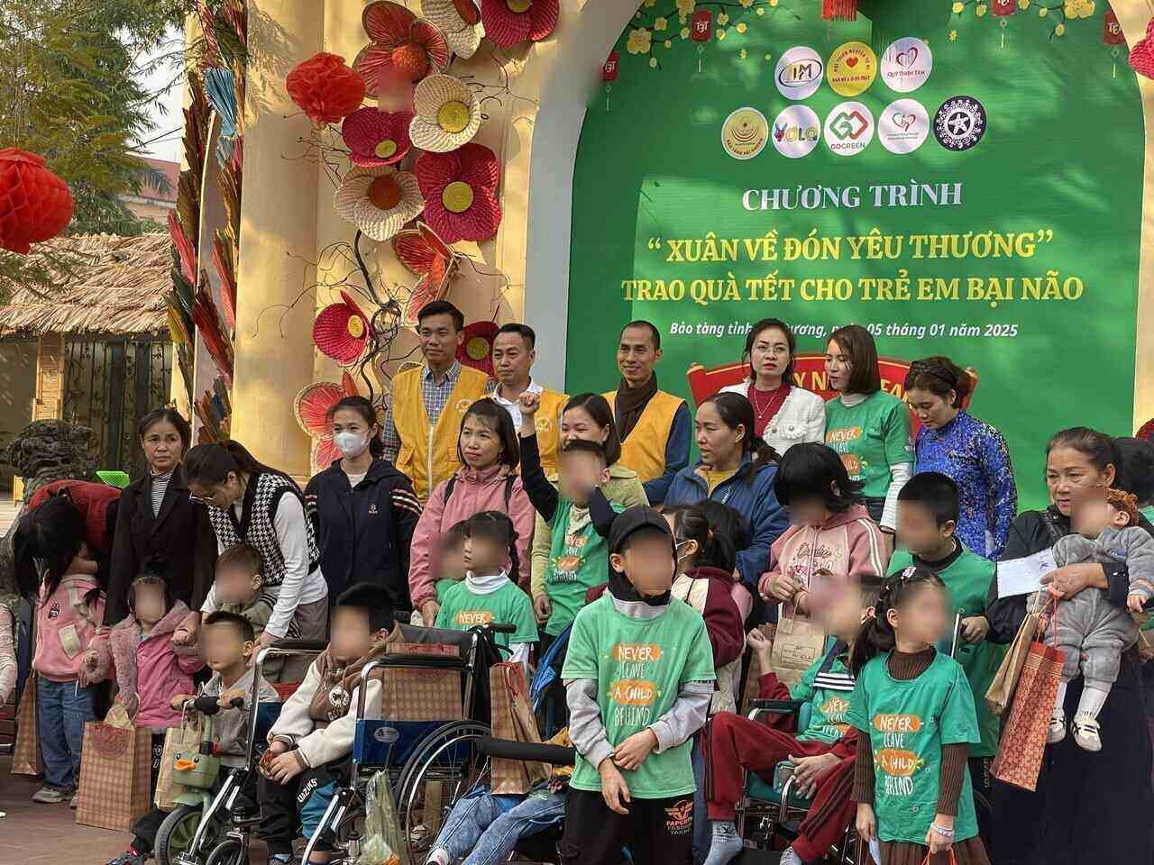 The program "Spring comes to welcome love" for children with cerebral palsy of the Cerebral Palsy Association of Hai Duong province. Photo: Mai Huong