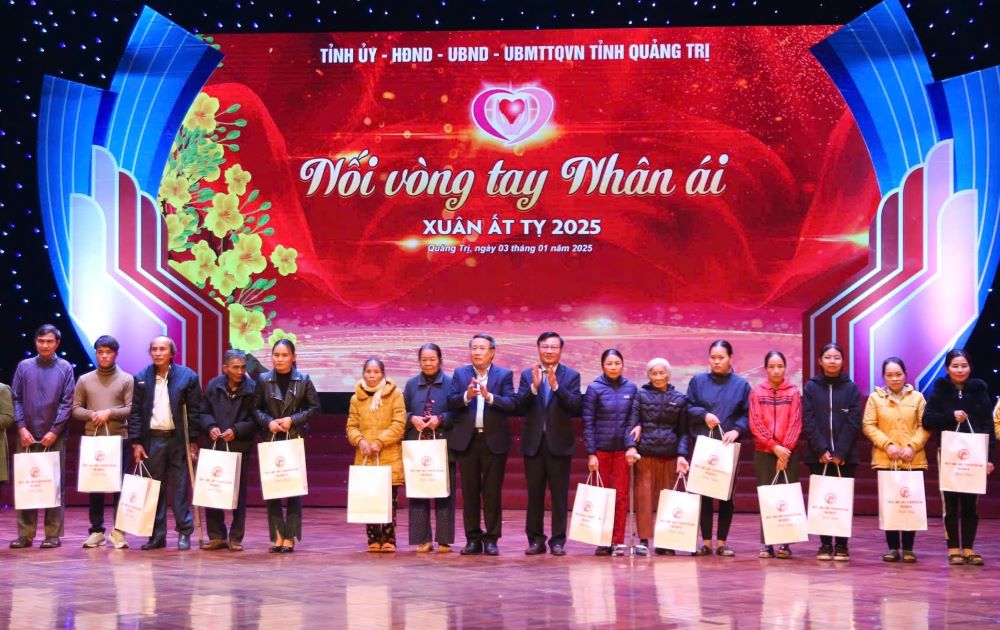 Quang Tri province did not ask for rice to help the poor, but used its own resources and mobilized the participation of organizations and individuals to join hands to support the poor. Photo: M.Duc.