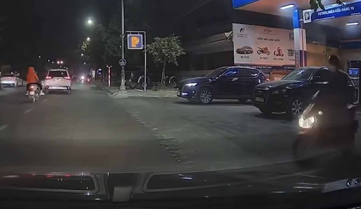 Khoảnh khắc tài xế ô tô lùi xe đổ trụ bơm, gây cháy tại cây xăng ở Bắc Ninh được camera ghi lại. Ảnh: Cắt từ clip