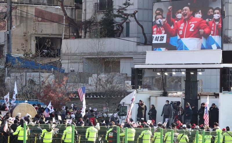 People protest the arrest of South Korean President Yoon Suk Yeol near the presidential palace in central Seoul, January 3, 2025. Photo: Xinhua