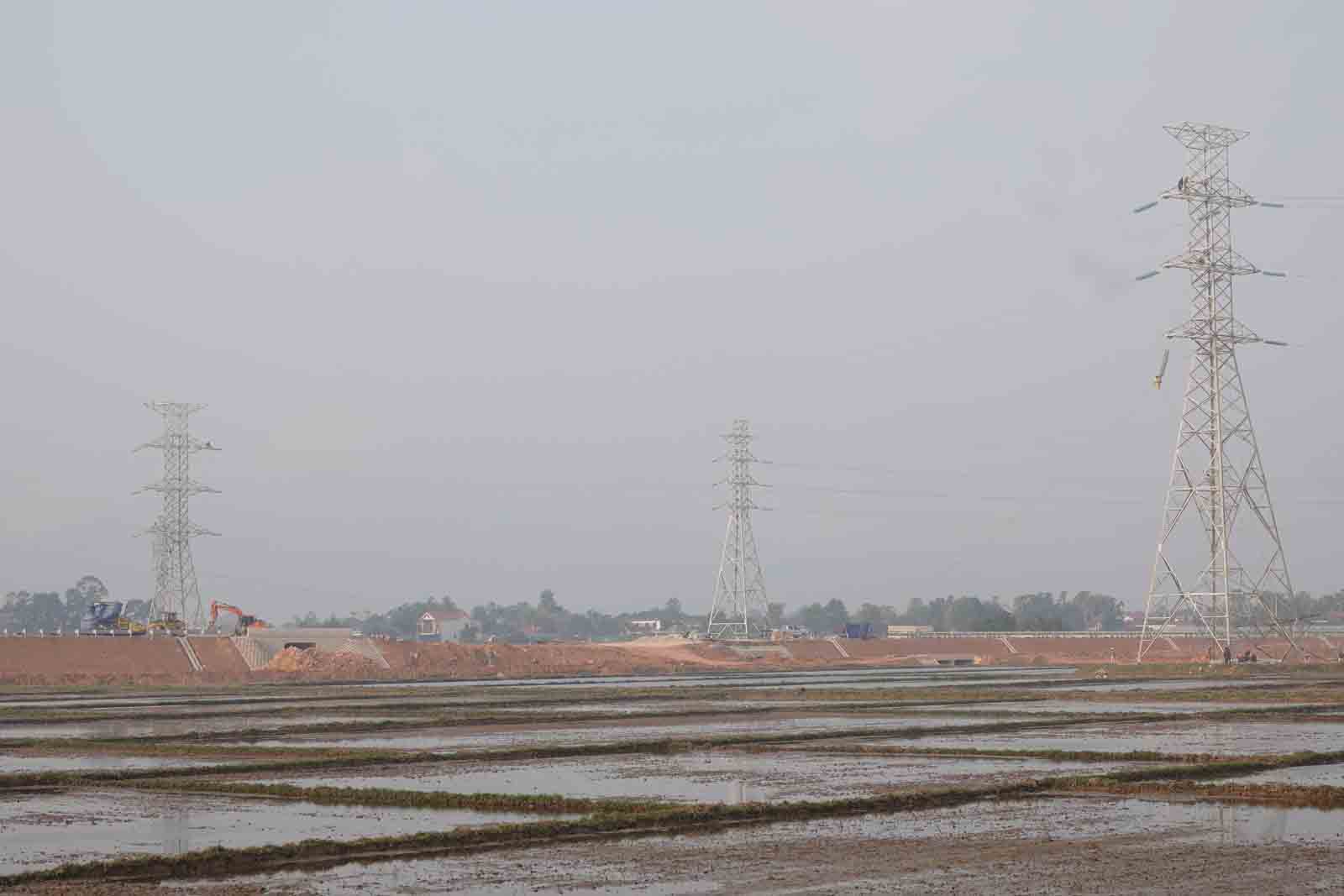 Luoi dien 220kV qua xa Tan Lam Huong lau nay vuong can tro thi cong cao toc, tu ngay 5.1 da hoan thanh giai phong. Anh: Tran Tuan.