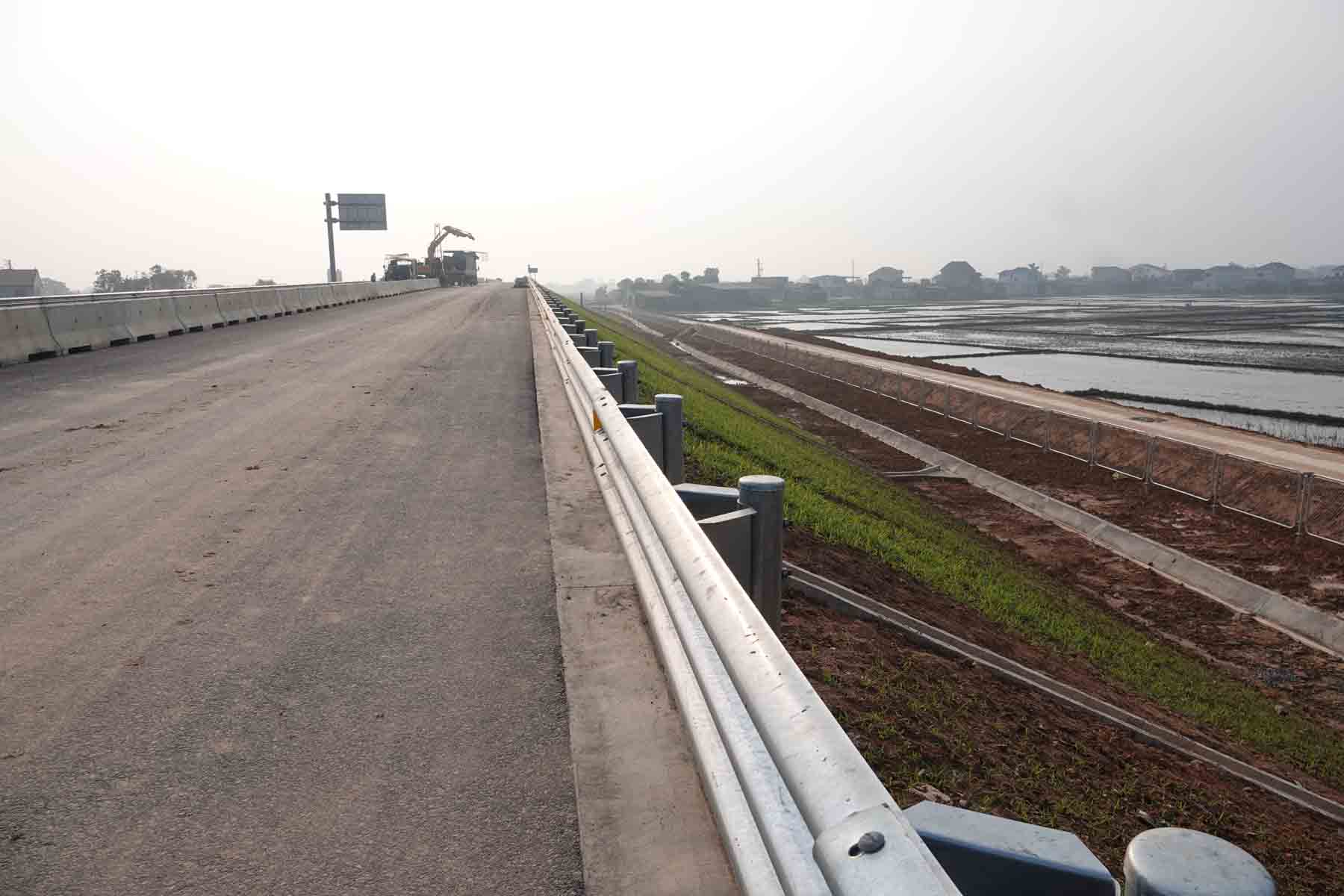 3,9km cao toc ma Cong ty Tu Lap thi cong co ban da hoan thanh, hien chi con 100m doan vuong luoi , tu ngay 6.1 se duoc tap trung thi cong de lien tuyen. Anh: Tran Tuan.