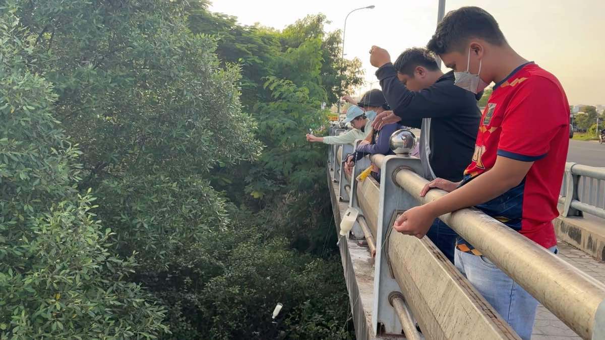 People fishing for mullet with bottles. Photo: Duy Tuan