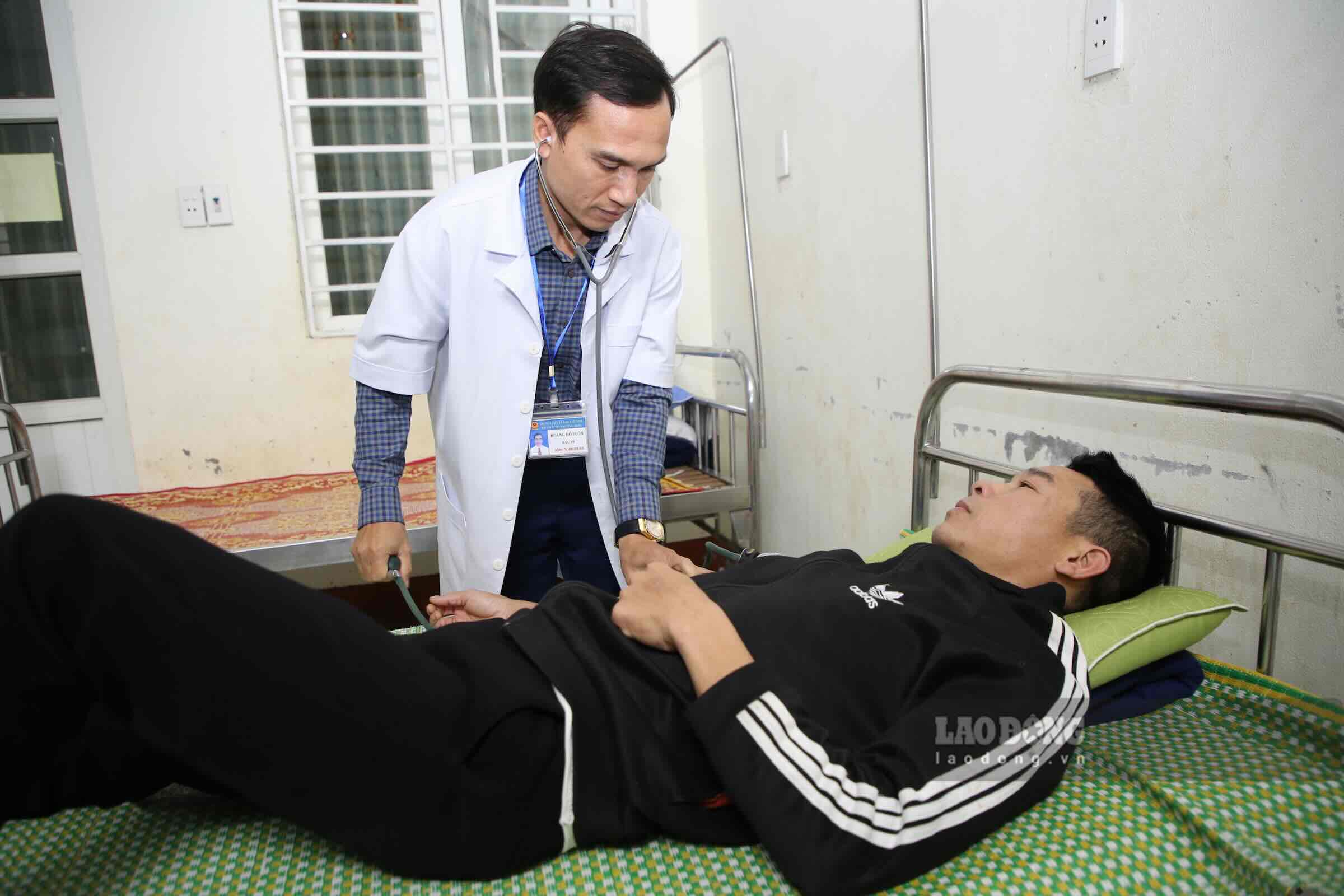 Doctor Ho Puon is always devoted to the people in the mountainous areas of Quang Binh province. Photo: Cong Sang