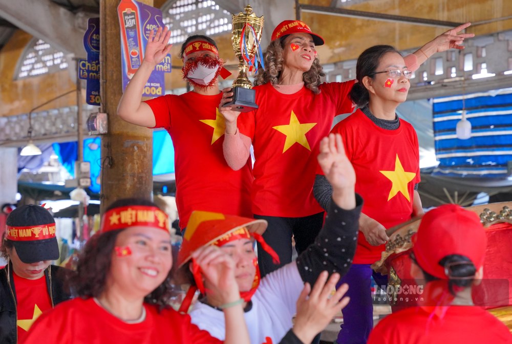 Ghi nhan cua phong vien Bao Lao Dong, tu sang som nay, khi cho Tay Loc (quan Phu Xuan, TP Hue) mo cua, rat nhieu nguoi da bat ngo khi dong loat cac tieu thuong o khu cho deu khoac len minh ao do sao vang, tren dau deo bang ron voi khau hieu “Viet Nam chien thang”, “Toi yeu Viet Nam”.