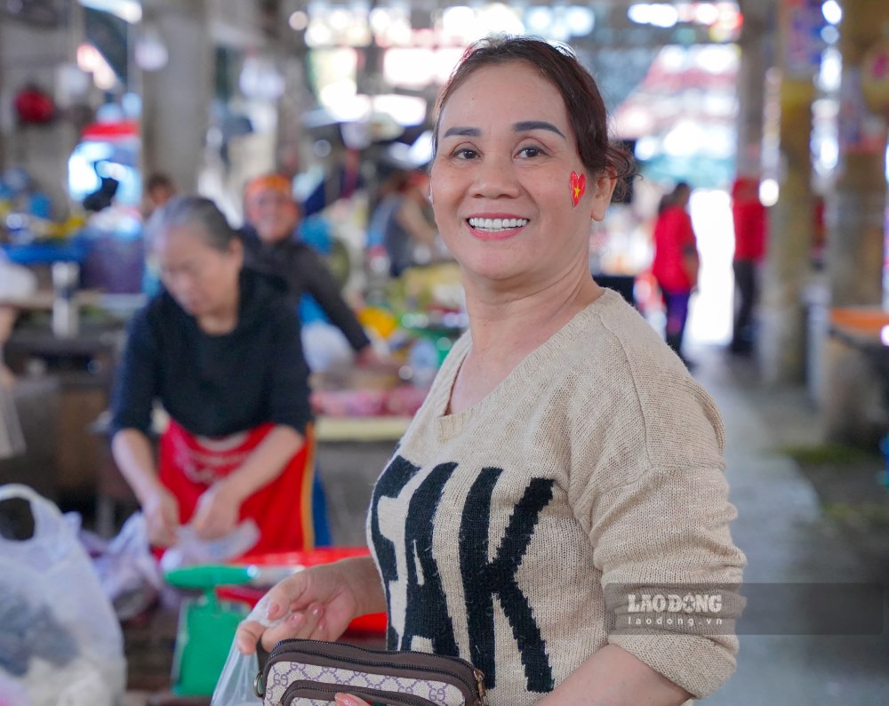 Trong tieng trong, ken cua chi em tieu thuong, nhung nguoi mua va du khach da to ra thich thu va cam dong truoc hinh anh nay. 