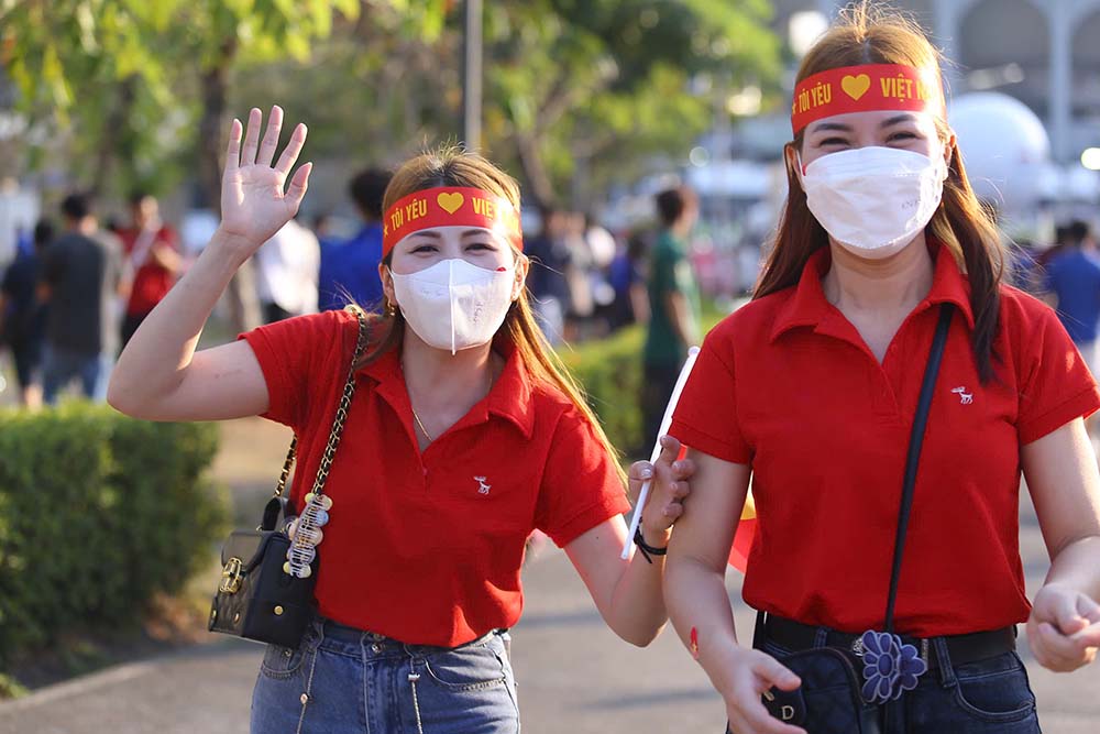 Chi Ngoc Mai (ngu Long An) chia se: “Toi den Thai Lan tu toi qua (4.1). Doi tuyen Viet Nam dang gan chuc vo dich hon bao gio het. Chuc cac cau thu se thi dau tot de mang lai niem vui cho nguoi ham mo que nha“.