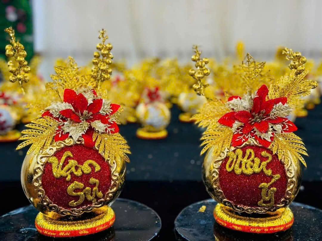 Gourds and coconuts plated with millions of dong in gold are causing a stir in Ho Chi Minh City for Tet