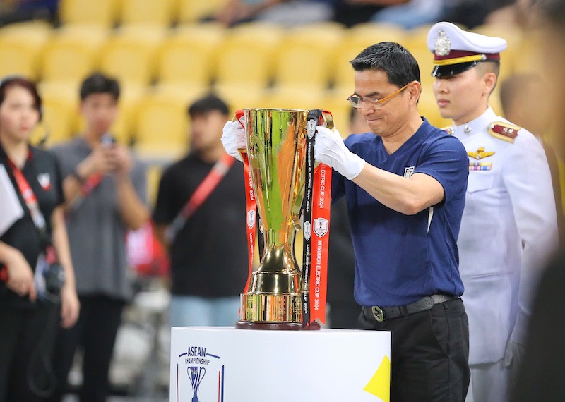 Cuu tuyen thu Thai Lan - Kiatisak dua chiec cup ASEAN Cup ra san. Anh: Thanh Vu