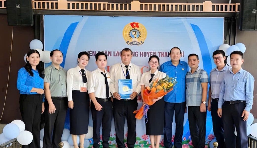 Thanh Tri District Labor Federation presented the Decision to establish the grassroots union of Ta Kim Thi Notary Office. Photo: Grassroots Union