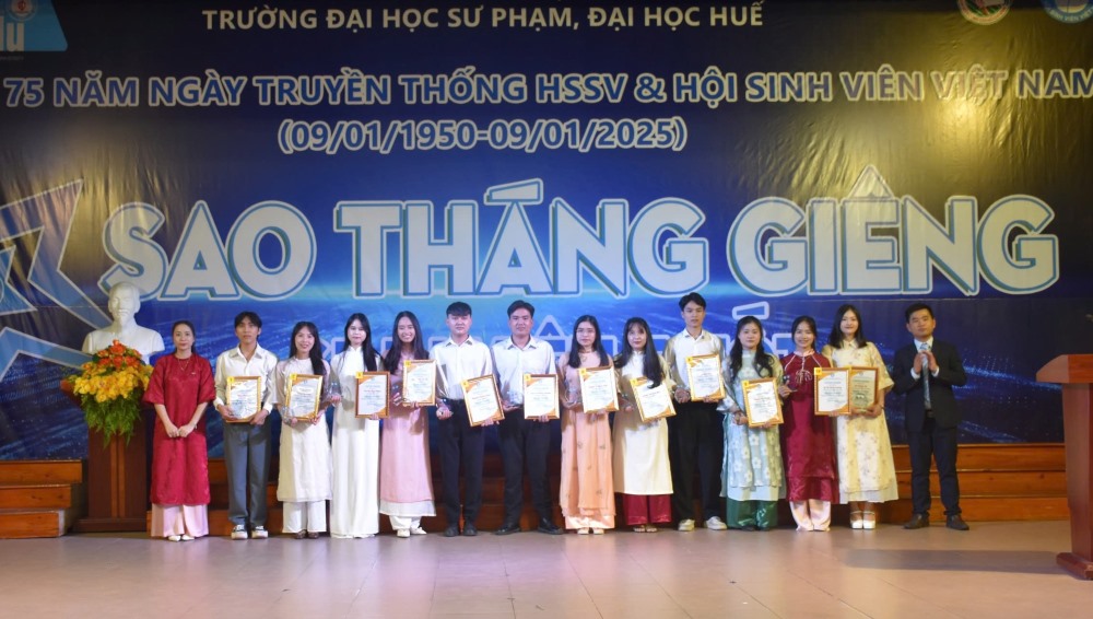Presenting the January Star Award at the provincial level to 4 students and 9 students recognized as 5 Good Students at the provincial level. Photo: Mai Lan.