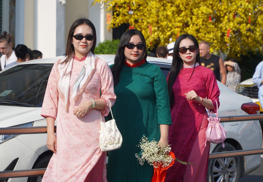 Ho Chi Minh City residents take Tet photos at Ben Thanh market area. Photo: Chan Phuc