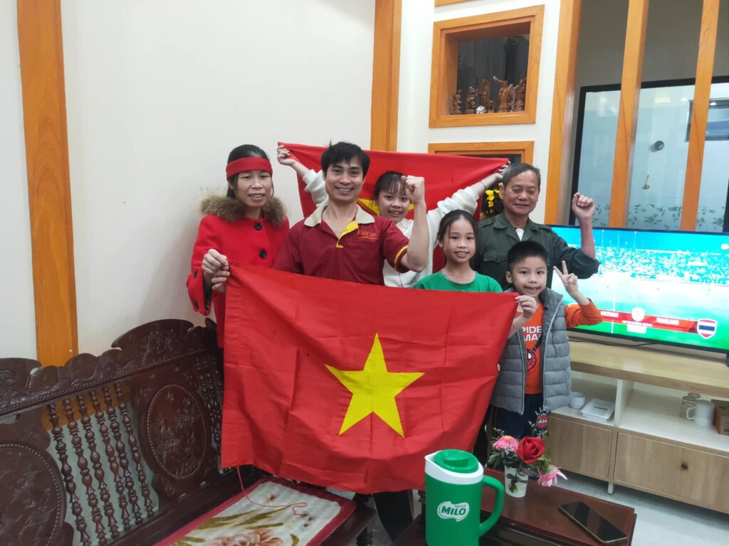 Gia dinh anh Vu Van Thuy (huyen Thanh Mien, tinh Hai Duong) co vu cho doi tuyen Viet Nam. Anh: Nhan vat cung cap