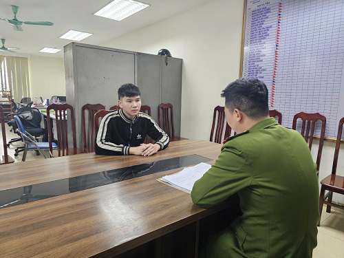 Subject resisting officer Ho Xuan Sinh at the police station. Photo: Ha Dong Police Station