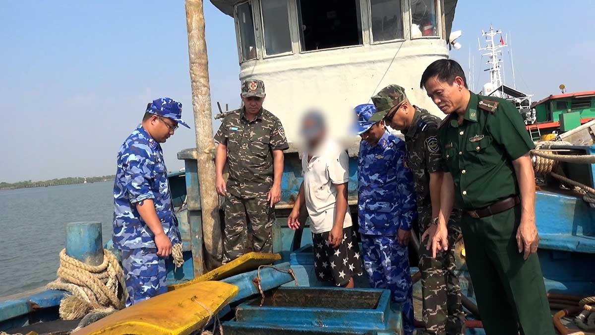 Fishing boat carrying 50,000 liters of illegal oil seized in Vung Tau.